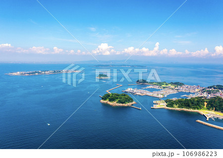 夏の篠島港と日間賀島（左奥） （愛知県南知多町） 106986223