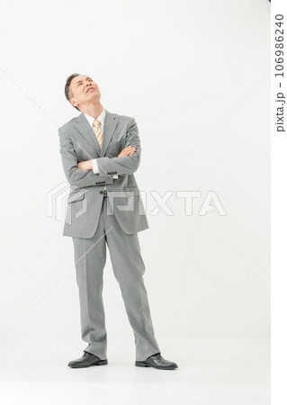 悩むビジネスマン 悩むビジネスマン 106986240