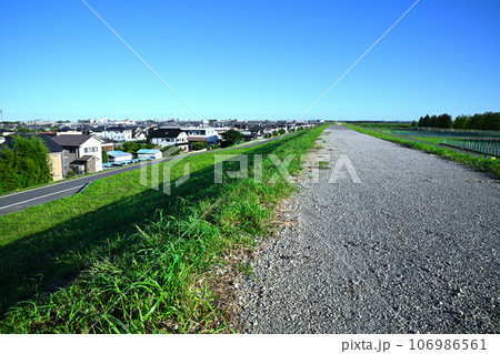 荒川土手からの景色 荒川下流方向 さいたま新都心方面の写真素材 [106986561] - PIXTA