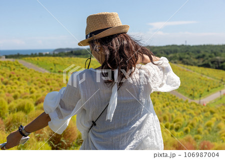 国営ひたち海浜公園　みはらしの丘を散策する女性 106987004