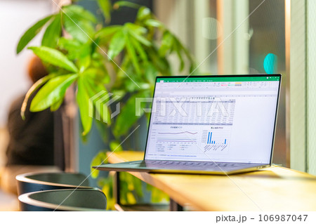 総務　経理　事務職　営業事務　一般事務　表計算　グラフ　夜のラウンジ 106987047