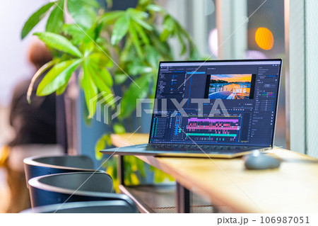 動画・映像クリエイター 男性　動画マーケティング　夜のラウンジ 106987051