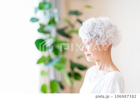 お肌の保湿を実感するシニア女性。 106987382