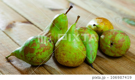 Pears on wooden table Pears on wooden table 106987419