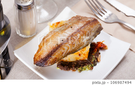Roasted scomber with potatoes 106987494