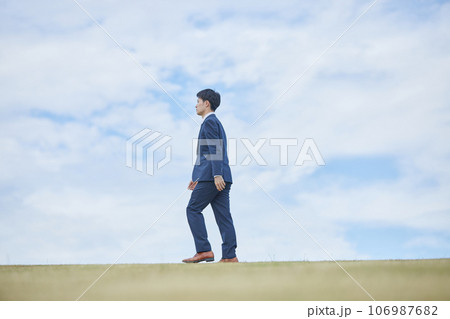 青空とスーツの男性　Blue sky and a man in a suit 106987682