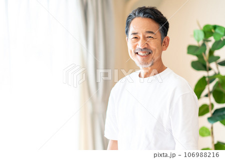 窓際に立つミドル男性。 窓際に立つミドル男性。 106988216