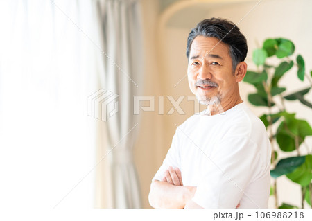 窓際に立つミドル男性。 106988218
