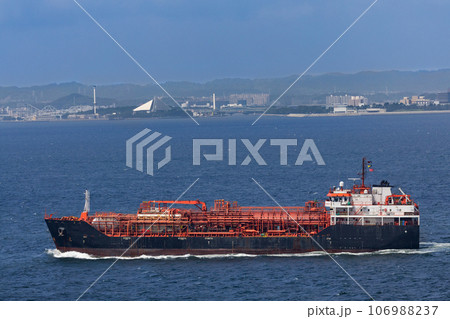 東京湾を航行するLPGタンカー 106988237