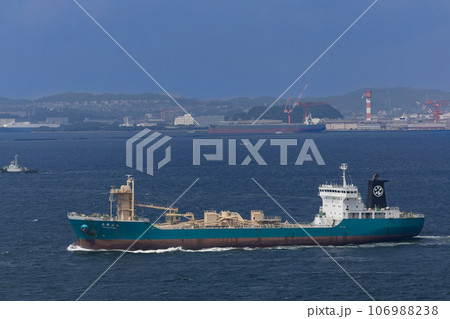東京湾を航行するセメント運搬船 東京湾を航行するセメント運搬船 106988238