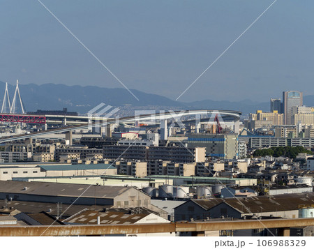 新木津川大橋から見るなみはや大橋と大阪の街並み 106988329