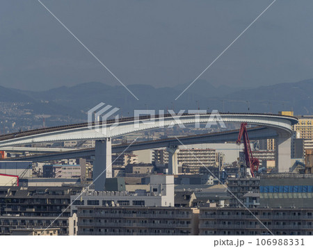 新木津川大橋から見るなみはや大橋と大阪の街並み 106988331