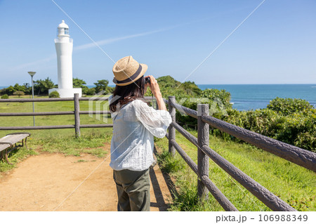 日立灯台と古房地公園　双眼鏡で海を見る女性 106988349