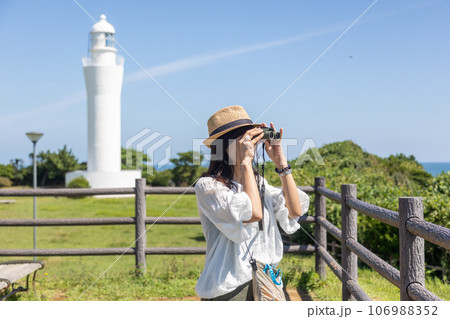 日立灯台と古房地公園　双眼鏡で海を見る女性 106988352