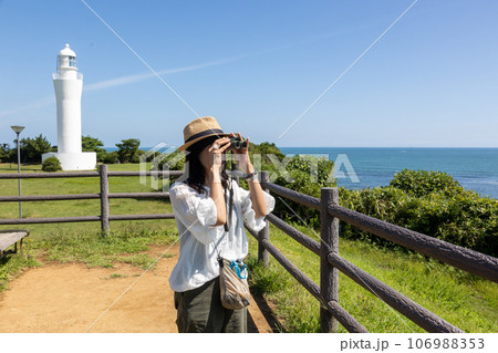 日立灯台と古房地公園　双眼鏡で海を見る女性 106988353