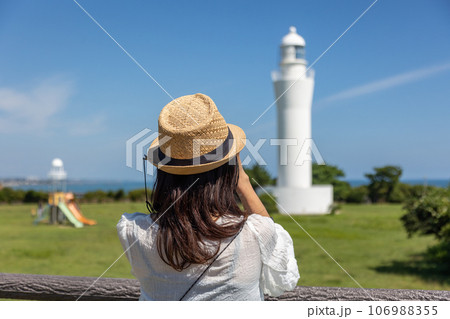 日立灯台と古房地公園　双眼鏡で海を見る女性 106988355