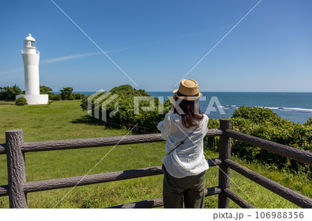 日立灯台と古房地公園　双眼鏡で海を見る女性 106988356