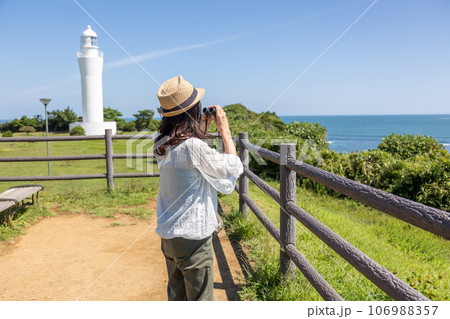 日立灯台と古房地公園　双眼鏡で海を見る女性 106988357