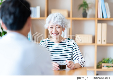 リビングでお茶をする夫婦。 リビングでお茶をする夫婦。 106988364