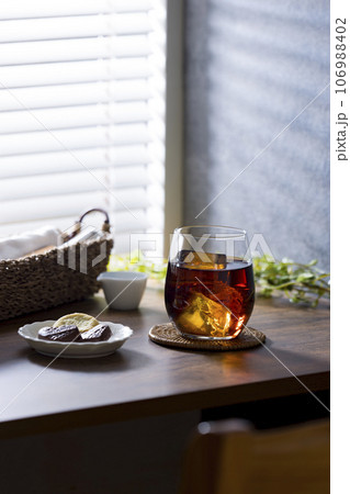 カフェの窓辺で飲むコーヒー 106988402