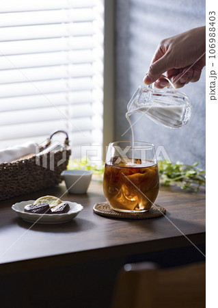 カフェの窓辺で飲むコーヒー 106988403