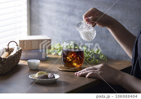 カフェの窓辺で飲むコーヒー 106988404