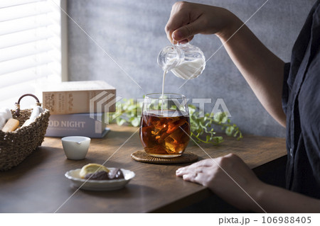 カフェの窓辺で飲むコーヒー 106988405