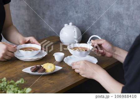 紅茶を飲む二人の女性 106988410