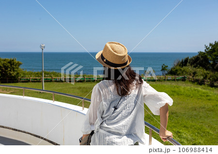 海を眺める女性 106988414