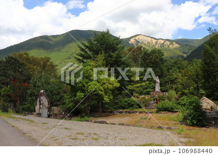 帰雲城跡と帰雲山の山崩れ跡(岐阜県白川村) 帰雲城跡と帰雲山の山崩れ跡(岐阜県白川村) 106988440