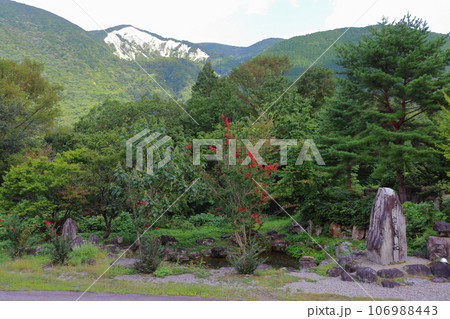 帰雲城跡と帰雲山の山崩れ跡（岐阜県白川村） 106988443