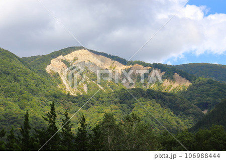 帰雲城跡、帰雲山の山崩れ跡（岐阜県白川村） 106988444