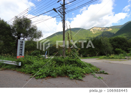 帰雲城埋没地と帰雲山の山崩れ跡(岐阜県白川村) 帰雲城埋没地と帰雲山の山崩れ跡(岐阜県白川村) 106988445