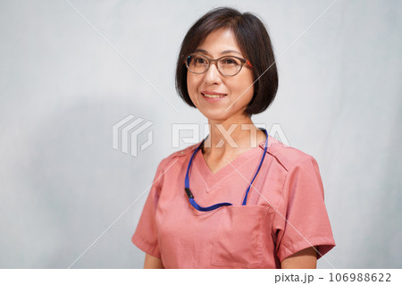 眼鏡をした女性の医師、看護師 眼鏡をした女性の医師、看護師 106988622