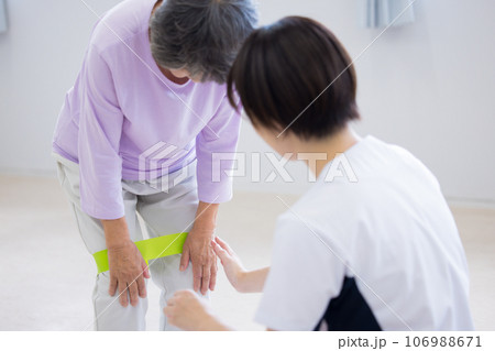 医療　リハビリを頑張るシニア女性と理学療法士    撮影協力：中央工学校附属日本語学校 106988671