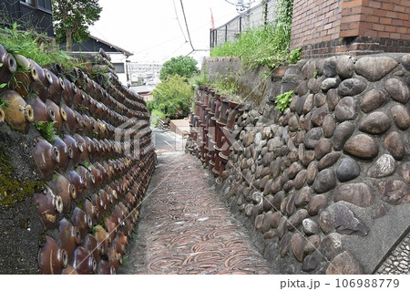 常滑やきもの散歩道土管坂を上から見る 106988779