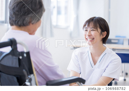 介護イメージ シニア女性と介護士 撮影協力:中央工学校附属日本語学校 介護イメージ シニア女性と介護士 撮影協力:中央工学校附属日本語学校 106988782