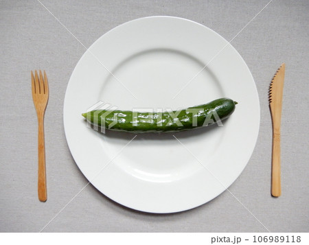 白い皿に乗った胡瓜と竹製カトラリー 106989118