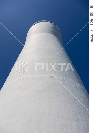 日立灯台を見上げる　茨城県日立市 106989330