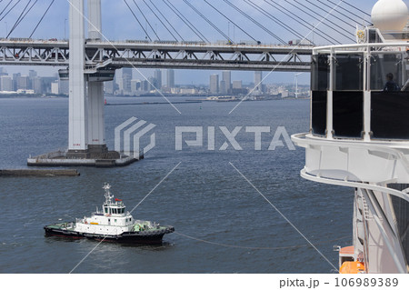 船舶運行離着岸をサポート　ロープで牽引するタグボート 106989389