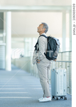 旅行するシニア男性 旅行するシニア男性 106989409