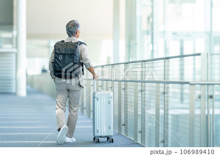 旅行するシニア男性 106989410