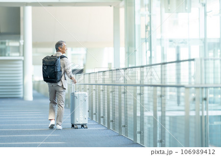 旅行するシニア男性 旅行するシニア男性 106989412