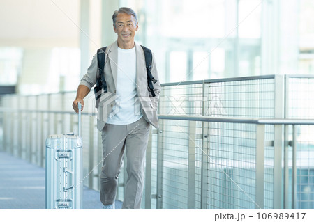 旅行するシニア男性 106989417