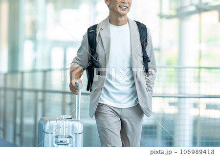 旅行するシニア男性 106989418