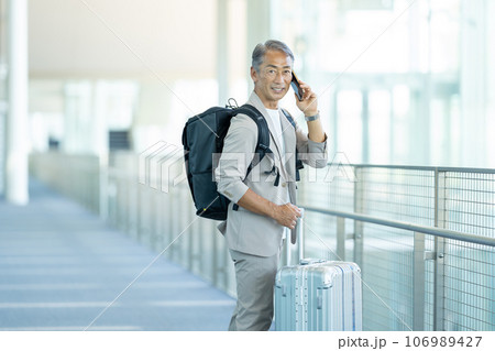 旅行するシニア男性 106989427
