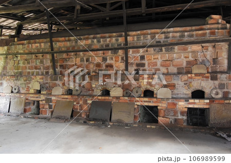 10本煙突のある登り窯正面 106989599