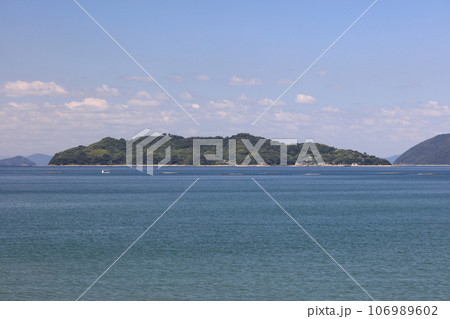 瀬戸内海、備讃瀬戸の三野津湾に浮かぶかつての花の島「志々島」 瀬戸内海、備讃瀬戸の三野津湾に浮かぶかつての花の島「志々島」 106989602