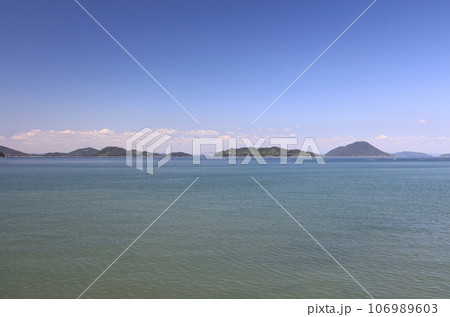 瀬戸内海の備讃瀬戸に浮かぶ塩飽諸島の島々（左から粟島、志々島、高見島） 106989603