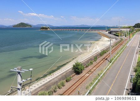 瀬戸内を走るJR予讃線と香川県三豊市三野町の海上に浮かぶ子供の守り神「津嶋神社」 106989611